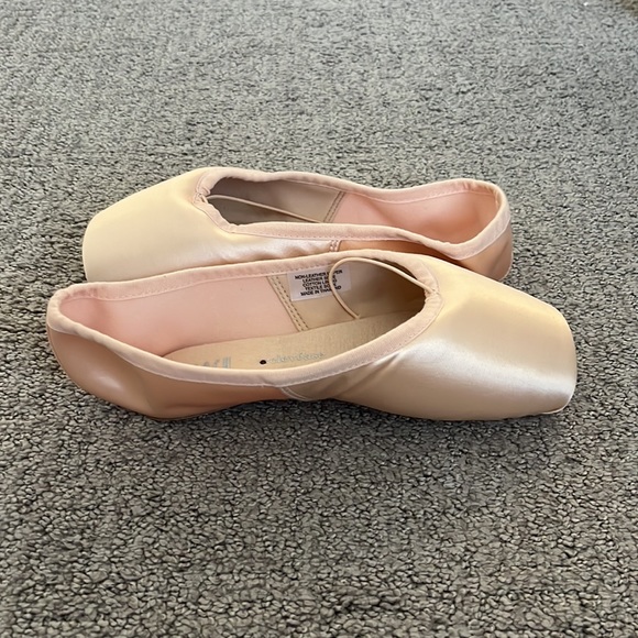 Brand New Bloch pointe shoes - Picture 3 of 3
